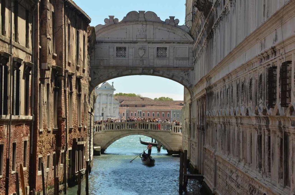 Waiting times at the Bridge of Sighs
